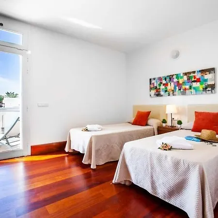 Sleeps 12 Pool Air Con Wifi