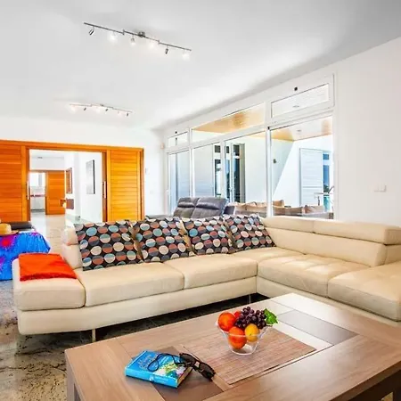 Sleeps 12 Pool Air Con Wifi Villa