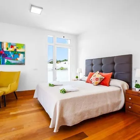 Sleeps 12 Pool Air Con Wifi
